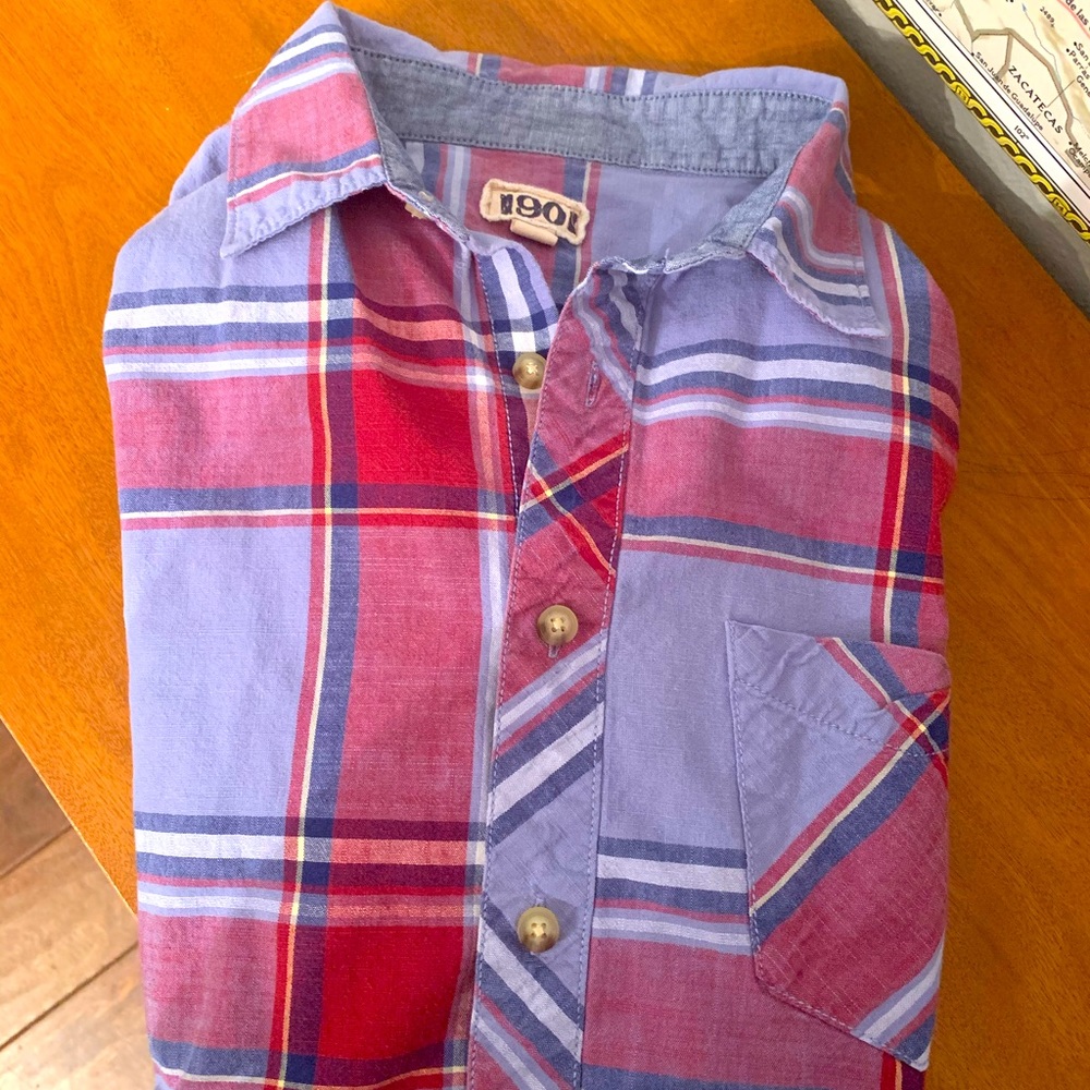 Young guy’s short-sleeved shirt